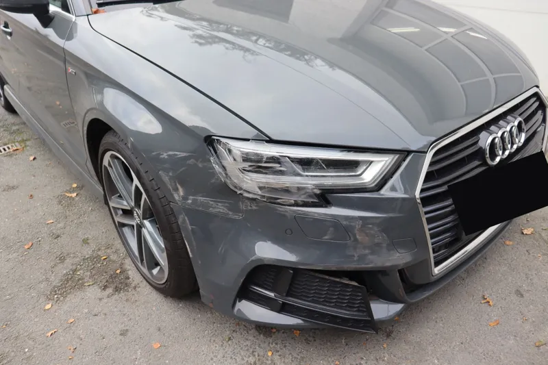 Frontschaden Audi A3, rechte Stoßstange aufgerissen, begutachtet von Hanel Premtic
