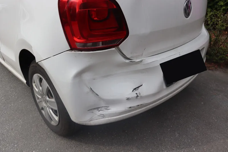 Heckschaden VW Polo, Stoßstange verbeult und zerkratzt, begutachtet von Hanel Premtic
