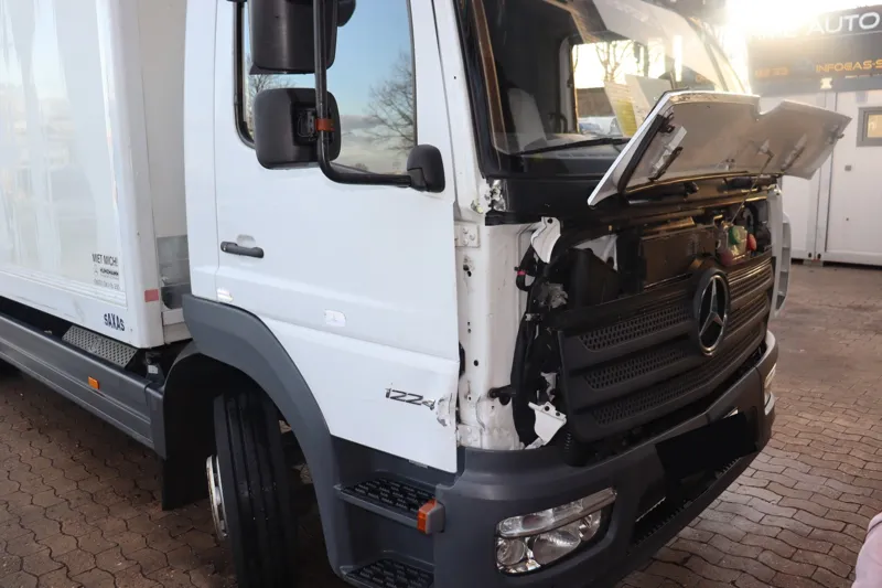 Frontschaden Mercedes Atego LKW, Fahrerhaus und Kühlergrill beschädigt, begutachtet von Hanel Premtic