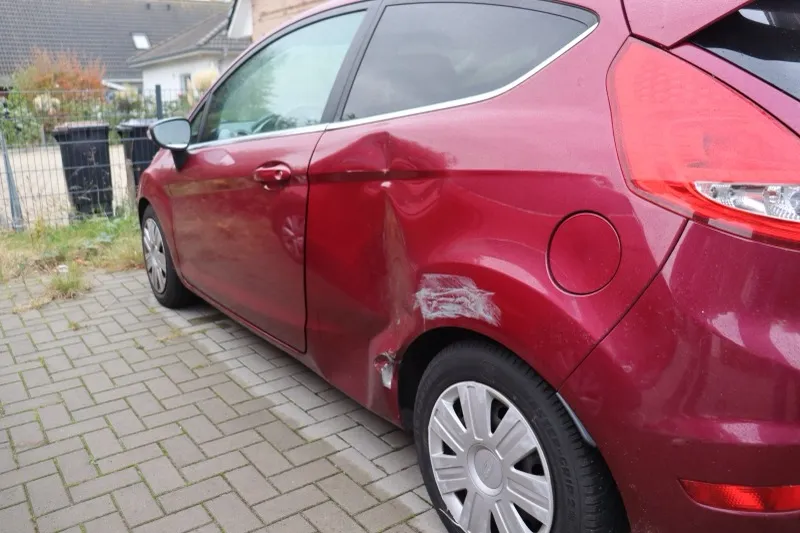 Seitenschaden Ford Fiesta, hinterer Kotflügel eingedrückt, begutachtet von Hanel Premtic